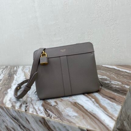 2021s new #TEEN CABAS DE FRANCE Full Leather Handbag #Gray nSize: 19 X 16 X 11cmnCan be worn crossbody and over the shoulder. Zipper lock closurenAdjustable leather shoulder strap 20 inches (50cm) longnNo. 191992BZJ.04n850