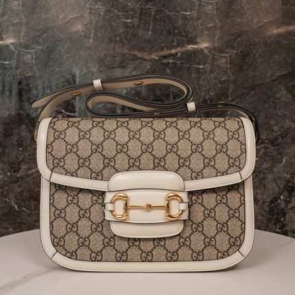 A Classic｜Horse Bit 𝟏𝟗𝟓𝟓 Old Fashioned Collection White nnExtending the lines and shapes of the classic pieces from more than sixty years ago, this collection skillfully blends the classic detailing with the modern spirit, emphasizing the horsebit as the brand's iconic design element ♥♥♥n 𐂄Inspired by the equestrian world's composition of two elements, the double ring and the connecting bar, this classic design motif has become one of the brand's dazzling iconic elements! nSize: 25cm🔍6022040821