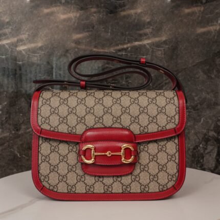 A Classic｜Horse Bit 𝟏𝟗𝟓𝟓Previous Collection Red nnExtending the lines and shapes of the classic pieces from more than sixty years ago, we have skillfully blended the classic detailing with the modern spirit, emphasizing the horsebit as the brand's iconic design element ♥♥♥n 𐂄Inspired by the equestrian world's composition of two elements, the double ring and the connecting bar, this classic design motif has become one of the brand's dazzling iconic elements! nSize: 25cm🔍6022040821