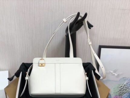 2021s new #TEEN CABAS DE FRANCE Full Leather Handbag# BlacknSize: 19 X 16 X 11cmnCan be worn crossbody and over the shoulder. Zipper lock closurenAdjustable leather shoulder strap 20 inches (50cm) longnNo. 191992BZJ.04n850