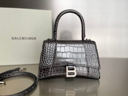 #𝗕𝗮𝗹𝗲𝗻𝗰𝗶𝗮𝗴 𝗮# Crocodile Pattern Smoke Gray/Silver Bucklen [Upgraded Original Leather Version] Size S - 23cmn Crocodile Pattern Original Leather Version𝗛𝗼𝘂 𝗿𝗴𝗹𝗮𝘀𝘀 Hourglass bag New arrival! n🌟 Made of original Italian crocodile grain cowhide, clear crocodile grain is comparable to real crocodile, excellent touch, always show taste! n🌟 Imported bronze hardware! Super personalized B-shaped pull buckle, this design I give full marks 💯, fashionable! Charming! n🌟 Unique iconic arc shape modeling is very recognizable, a glance makes people bright ah super cool! The appearance presents a round half-moon shape. n🌟 The inside of the bag is a large flat mouth, a zipper pocket inside, especially can be loaded! With lambskin lining, the loss is extremely high, the cost is extremely high! Do the best goods, waiting for the most knowledgeable you! n Model: 127 Crocodile Printnn XS size: 19x8x21cmn S size: 23x10x24cm