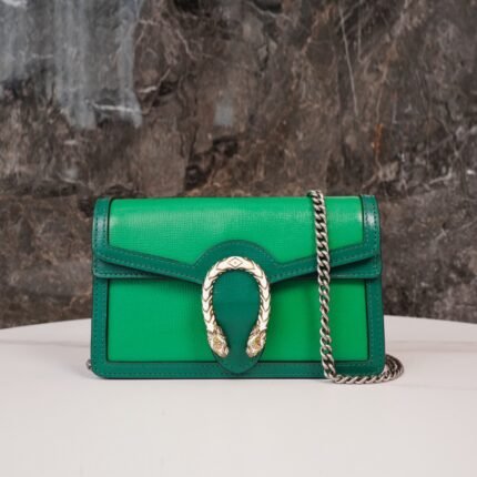 𝐃𝐢𝐨𝐧𝐲𝐬𝐮𝐬 collection of ultra-mini handbags Jewel green nn classic styles have been revamped with vibrant and bright colorways. The classic Dionysus style has been reinterpreted in a vibrant color palette reminiscent of the beauty of precious stones. Crafted in green leather, this Dionysus bag is adorned with the iconic tiger head closure in gold tone. Textured hardware and glittering enamel details emphasize the brand's elegant and uncomplicated design. nSize: 16.5*10*4cmn🔍: 4764320860