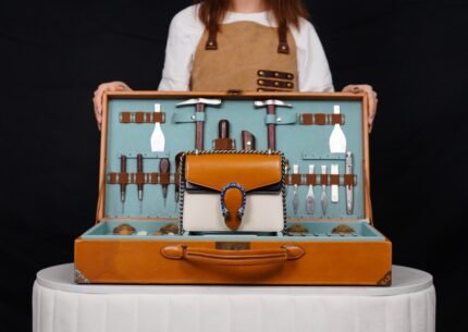 𝐃𝐢𝐨𝐧𝐲𝐬𝐮𝐬 Collection Mini Handbags Burnt Orange nnDionysus Collection Inspired by the myths and legends of ancient Greece, it is famous for its chic double tiger head closure. On this bag, the classic double tiger's head clasp detail combines burnt orange and white leather with dazzling blue enamel to emphasize its elegance. The sliding chain strap creates a variety of ways to carry this mini handbag. nSize: 20*15.5*5cmn🔍: 4219700590