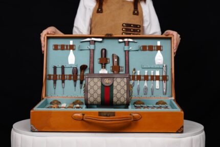 𝐎𝐩𝐡𝐢𝐝𝐢𝐚 Collection Mini Envelope Bags nnOphidia Collection continues to evolve with the arrival of the newest member of the collection! --The Mini Envelope. The collection's usual sturdy shape has been reinterpreted and transformed into a compact shoulder bag, embellished with the classic logo details of the collection. The Infinity Prelude series draws inspiration from vintage styles and brings mini design back to the forefront of fashion with its unique size design. nSize: 19*14*6cmn🔍: 6026760860