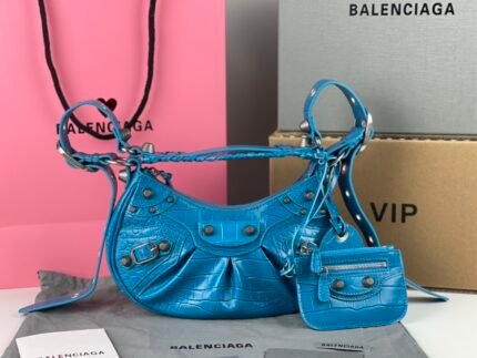 🔵 Crocodile Print Blue 🔵 Shipping ✔️nBalenciag Le Cagole Half Crescent Armpit Dumpling Bag n Tribute to the classic biker bag series of the new king of the bomb debut la ~ in the traditional biker bag to improve on the traditional braided shoulder strap with additional eyelets and external leather card holder, heart-shaped mirror ♡ along with the classic elements of the motorcycle The details are very elaborate The upper body is simply obsessed n retro rate Full of rock and roll breath of bold and edgy Spicy Girls Ben Hot must be manually a love! n Model No.: 701 Small n Size: L26XH16XW10CM