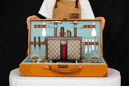 𝐎𝐩𝐡𝐢𝐝𝐢𝐚 Collection Small Envelope Bag nnThis chain-strap shoulder bag is crafted from GG Supreme canvas with appliquéd striped webbing detailing for a vintage-inspired design. The shape is quite structured, closing securely with a magnetic closure, leather piping, and decorated with trophy details - double G accessories. nSize: 26*17.5*8cmn🔍: 5038770870