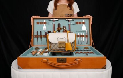 𝐏𝐚𝐝𝐥𝐨𝐜𝐤 Collection Mini Handbags Burnt Orange nnThis Padlock Collection Mini Shoulder Backpack is inspired by the canonical design and is a stunning addition to the Infinity Prelude collection with another stunning addition. Crafted in white leather and GG Supreme canvas, the bag is finished with the collection's signature key-lock hardware. Vibrant burnt orange leather piping adds a touch of glamor to the design. nSize: 21*14*5cmnModel No.: 658487