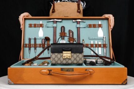 𝐏𝐚𝐝𝐥𝐨𝐜𝐤 Collection of mini handbags Hand withdrawals Black nnPadlock collection introduces a new mini handbag with a colorful use of leather and canvas materials. The new mini handbag from the Padlock collection features a colorful mix of leather and canvas for a striking look. Crafted in the brand's distinctive double G monogrammed canvas, the bag features a black leather upper body with the collection's signature lock detail. A brown leather shoulder strap and carry handle add eye-catching contrasting details. The brand makes excellent use of different materials and color tones to create a fashionable mix and match design. nSize: 18*10*5cmnModel No.: 652683