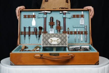 Horsebit 1955 Chain Wallet White nnThe Horsebit 1955 is a new addition to the Horsebit accessory collection, a chain wallet in white leather, embellished with the same double rings and long stripes that characterize the handbags of the collection. The classic flap and snap closure features several card compartments and pockets, and a detachable chain strap creates a wealth of carrying options. nSize: 19cm nModel No.: 621892