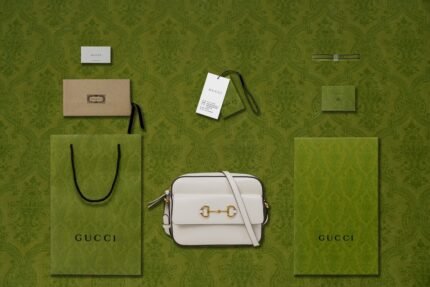 Horsebit Buckle 1955 Series Camera Bag Full Leather White nnIn the Epilogue series, the Horsebit Buckle 1955 Series introduces a slightly more structured shoulder bag. Taking inspiration from the collection's design, it carries on the design details first used on the classic bag more than 60 years ago, and injects the essence of modern fashion to emphasize the chic charm of the Horsebit Buckle. Crafted in white woven leather with a special adjustable shoulder strap design, this bag can be freely transformed between shoulder or cross-body. nSize: 22.5*17*6.5cmnModel No.: 645454