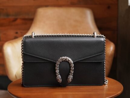 𝐃𝐢𝐨𝐧𝐲𝐬𝐮𝐬 Series Small Shoulder Backpacks Black Drill Buckle nnDionysus Series Shoulder A backpack with the now iconic tiger's head clasp - a detail inspired by the Greek god Dionysus (Dionysus collection), who in mythology rode across the Tigris on a tiger sent by Zeus. The clasp is also decorated with black Swarovski crystals. The sliding chain bag comes with a variety of carrying styles, allowing it to transition between shoulder and hand carry. Finely crafted in sturdy and durable woven leather. nSize: 28*17*9cmnModel No.: 400249