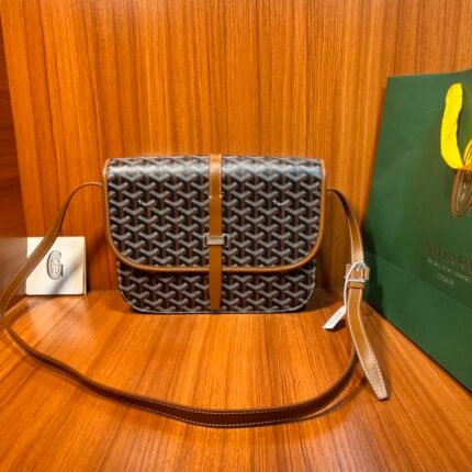 Large GOYARD new messenger bag nGOYARD LOGO tide this year is hanging 💁♀️ each bag of hand-painted patterns are particularly unique charm of their own, whether it is bright bright colors, or low-key dark colors, pick up a very obvious texture, messenger bag design is really too classic, improved the previous design of the double-button, single-button is more convenient for some! The bag has three built-in pockets to properly store daily necessities, lightweight and practical, brighten up the match in the fall and winter, spring and summer more versatile styles, Size: 28cm high 19cm wide 8cm