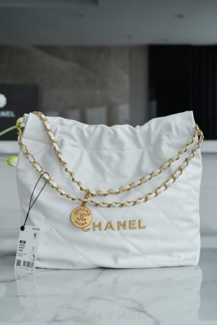 𝗖𝗛𝗔𝗡𝗘𝗟 𝟐𝟐𝗣 Spring and Summer New! 𝟐𝟐 handbags Small white gold buckle ➿nn Real pure A first-class calf leather 👍 leather is both soft and wearable, both n simple appearance but hides a lot of designers of advanced design, hollowed out chanel logo gold coins, a small embellishment so that the overall temperament to improve more than A Level, full of retro sentiment, loose and lazy feeling! 🍃nnSize: 35×37×7cmn 🔍: 22600551