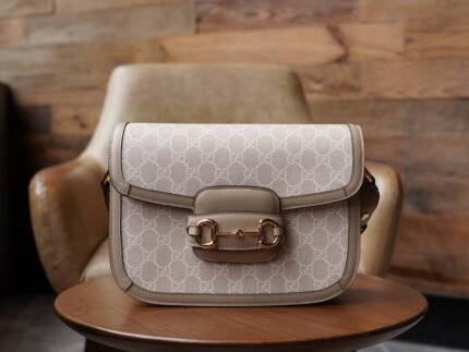 Horsebit 𝟏𝟗𝟓𝟓 Collection Small Handbag Oatmeal nnGG Supreme canvas is an iconic fabric of the brand, which has been interpreted in different color combinations as well as in modern and classic designs, and is featured in the new fashion collection of the "March of Love". n This horsebit 1955 handbag is interpreted in beige and white versions of the iconic fabric, artfully piped in the same color palette. Inspired by the 1930s, the canvas echoes the collection's stylish retro design concept. nSize: 25*18*8cmnModel No.: 602204