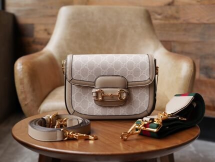 Horsebit 𝟏𝟗𝟓𝟓 Collection Mini Handbag Oatmeal nnGGG Supreme canvas is one of the brand's iconic fabrics, which, with its different color combinations and interpretations of both modern and classic designs, is featured in the new fashion collection of The March of Love. n This horsebit 1955 handbag is interpreted in beige and white versions of the iconic fabric, artfully piped in the same color palette. Inspired by the 1930s, the canvas echoes the collection's stylish retro design concept. nSize: 20.6*14.4*5.1cmnModel No.: 658574