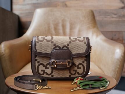 Horsebit 𝟏𝟗𝟓𝟓 Collection Canvas Mini nn As an iconic symbol of the brand, the logo element continues to bring more new ideas to the items in a novel and chic way. The aesthetics of fashion that never goes out of style is interpreted with timeless charm. nThe classic double G intertwined letters are reinterpreted into a super double G pattern on this miniature handbag from the Horsebit 1955 collection, reinterpreting the brand's logo with a modern perspective and constant change and experimentation. nSize: 20.5*14.5*5cmnModel No.: 658574