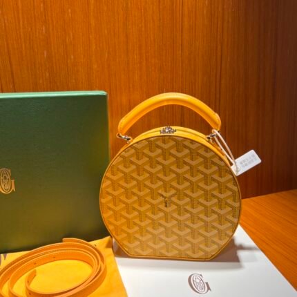 (with a full set of counter gift box packaging) OEM grade high version ~ original leather nGOYARD Alto hat box bag is perfectly functional and is endowed with many practical details, such as a rounded leather strap for comfortable carrying, a metal switch to ensure the security of the contents, and an amazing capacity in contrast to its small size, conveniently accommodating a cell phone, keys, credit cards or cosmetics. Adjustable and versatile, the Alto Hatbox can be adapted to every occasion and mood. Subtle, sophisticated and distinctive, the Alto Hatbox is a unique statement of character! Size : 18.5cm x 17cm x 7.5cmn