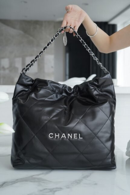 𝗖𝗛𝗔𝗡𝗘𝗟 𝟐𝟐𝗣Spring and Summer New! 𝟐𝟐 Handbags Black Silver Buckle Medium nn Leather is both soft and wear-resistant, both of them n Simple appearance but hides a lot of the designer's high-level design, hollowed out chanel logo, a small embellishment so that the overall temperament to improve more than one Level, full of retro feelings, loose and lazy feeling! 🍃nnSize: 39*42*8cmn 🔍: 22610561
