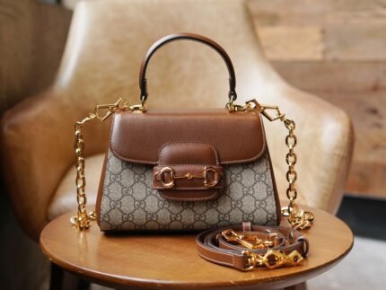 𝐇𝐨𝐫𝐬𝐞𝐛𝐢𝐭𝟏𝟗 𝟓𝟓 Collection Tote Old Flower Small nnHorsebit 1955 Collection Tote is presented in beige and ebony GG Supreme canvas. Inspired by the brand's equestrian roots, the pattern consists of two elements, the double ring and the long strip, which has become one of the brand's most recognizable signature elements. The brown leather piping adds elegance to the design. nSize: 22*16*10.5cmnModel No.: 703848