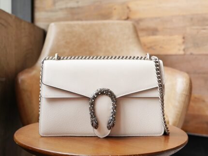 𝐃𝐢𝐨𝐧𝐲𝐬𝐮𝐬 Series Small Shoulder Backpacks White Drill Buckle nnDionysus Series Shoulder Backpack with the now iconic tiger's head clasp - a detail inspired by the Greek god Dionysus (Dionysus collection), who in mythology rode across the Tigris on a tiger sent by Zeus. The clasp is also decorated with white Swarovski crystals. The sliding chain bag comes with a variety of carrying styles, allowing it to transition between shoulder and hand carry. Finely crafted in sturdy and durable woven leather. nSize: 28*17*9cmnModel No.: 400249