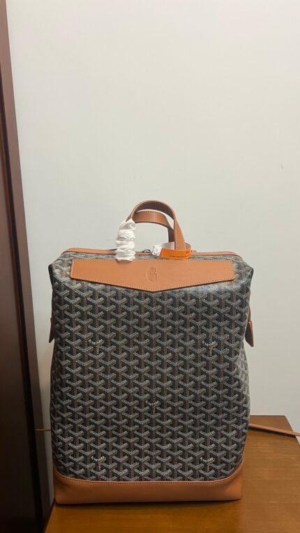 The GOYARD CISALPIN shoulder bag is designed to accompany the modern traveler, but it is also a faithful daily companion. Its structured zipper closure system ensures that the opening is spacious for accessing personal belongings. n33 cm x 14 cm x 43 cm n