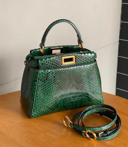 With a full set of counter packaging"n brand new listing (spot) n senior sense, not you, Fendi this bag is super senior sense of visual sense, glossy ultra-obvious snakeskin, with lambskin, bag type and fendi's representative peekaboo series, the bag, whether daily, or to attend a dinner party are very versatile! n size: 23✖️18✖️12cmn number: 244 snakeskin