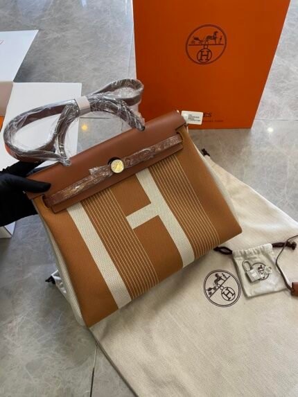 The actual shot n [the net newest highest version of the cost-effective upgraded version of Herbag 31cm star products exclusive custom control goods] silk screen brown｜Inside the sewing "she can only be encountered can not be sought" This is the store now on the herbag this it bag the best interpretation of the international head of the real imported leather more than enough to compare with any version of the authentic details of the original original Original steel with original Double high three-dimensional waterproof cloth but lighter than the full leather The entire bag can be completely disassembled and dispersed Easy to clean Very suitable for (men and women) daily practical and not very exaggerated Very low-key college school versatile and not boring belongs to the Hermes entry models In addition, the bag also comes with a small bag can be put lipstick keys cosmetic cash easy to incorporate In addition, there are different old craftsman manufacturing year production mark Art! Hermes Herbag PM size: H25*W31*D10 still belongs to the Herbag series inside the small bag, mature and comfortable design, very suitable for dating time use Oh!