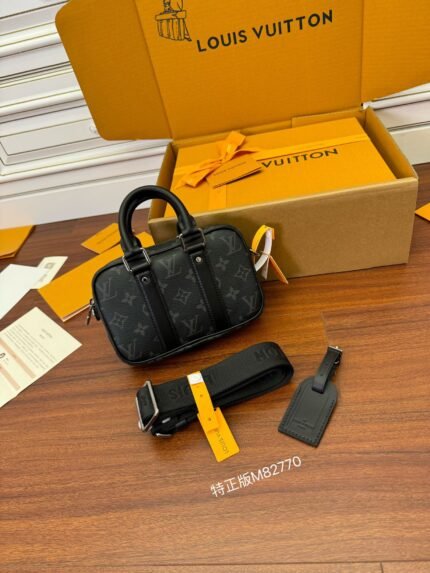 LOUIS VUITTON Nano Porte Documents Exclusive debut model: special genuine M82770 (quality, comprehensive again upgrade. Counter synchronization electronic chip code, new gift box 🎁, gift bags, protective paper, copper plate electronic label, certificate of conformity,) leather and material is a genuine OEM Italian A-grade products, genuine imported bottom (special genuine): is in the quality, hardware, fabrics, handmade, oil edge, A-grade high-quality products, fully upgraded once again, the shooting picture is consistent with the product, with a full set of packaging on the picture. Size: 20x13x5.5CM 🌟 flow number: 168980