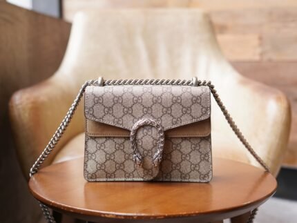 𝐃𝐢𝐨𝐧𝐲𝐬𝐮𝐬 Collection Wine God Canvas Shoulder Bag Brown nn Quite a structured mini bag. With woven double tiger head clasp. The sliding chain bag comes with a variety of carrying styles, which can be freely converted between shoulder and hand carry. nSize: 20*15.5*5cmnModel No.: 421970