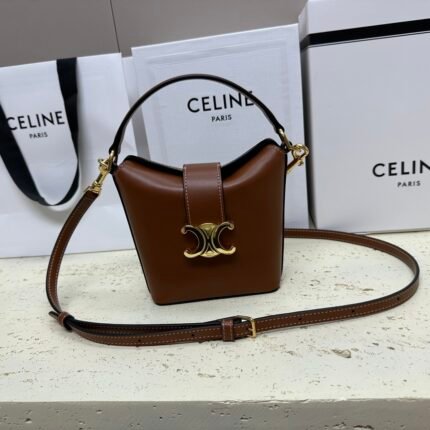 TRIOMPHE Mini Cowhide Leather Bucket Bag / Fries Bag 🍟nThis is a bag you can't afford to miss 🙅nFashion is never limited to one style, and this trendy bag is just the best proof of that 🎊nIt combines the most popular elements of the moment, with a unique design that will make people's eyes pop! 🤩nWhether you pair it with casual wear 👚or formal wear 👔it adds to your overall look 💯Not only that, but it is also practical and can easily fit your daily needs ~13.5 X 12.5 X 5 cmnNo: 10K943