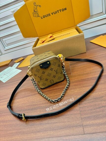 Louis Vuitton Exclusive first model: M47162 special genuine (dynamic code) (quality enhancement. Counter synchronization, dynamic electronic chip, gift bags, protective paper, copper plate electronic tags, certificates of conformity) leather is genuine foundry Italy A grade leather (special grade genuine): the so-called special grade genuine. Is in the quality, hardware, fabrics, handmade, oil edge, A-grade products, shooting pictures with the same product, with a full set of packaging on the picture. Size: 13x14x11.5CM 🌟 flow number: 1681080