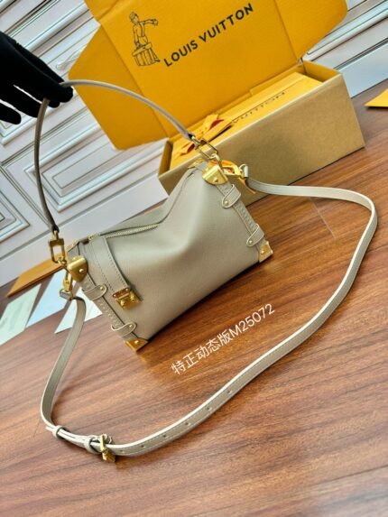 Louis Vuitton Exclusive first model: M25072 special genuine (dynamic code) (quality enhancement. Counter synchronization, dynamic electronic chip, gift bags, protective paper, copper plate electronic tags, certificates of conformity) leather is genuine foundry Italy A grade leather (special grade genuine): the so-called special grade genuine. Is in the quality, hardware, fabrics, handmade, oil edge, A-grade products, shooting pictures with the same product, with a full set of packaging on the picture. Size: 21x14x6CM 🌟 Flow No.: 1681600