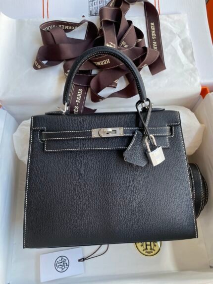 Hermes Customized: Fully hand-stitched 👉Kelly 25cm Imported goatskin 🐐 Black with pearl gray inside stitching Brushed silver buckle ✈️✈️