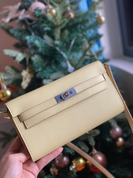 Hermes ❸ kelly to go full hand-stitched: nepsom leather chick yellow silver buckle n a touch of freshness and brightness please come out in situ! Show youthful vigor while expressing gentle elegance, summer dopamine with ~