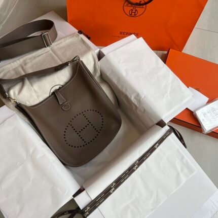 Hermes Real shot n handmade customized n elephant gray evelyne29n fire models pure handmade customer materials imported leather leather super soft and delicate fine steel hardware rarely get rare things can be in and out of the counter every detail is impeccable inside and outside of the whole leather body with drilled holes in the H shape a look at the second to understand the bag models low-profile luxury style with dust bag Size: 29309cm.