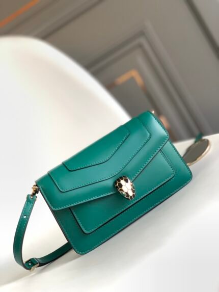 Chip Edition ✔️nBVLGA** ❤SERPENTI FOREVER n EAST-WEST Collection Small Shoulder Bag n🔸 The bag is made of classic emerald Italian calfskin leather n Black and white enamel embellished with green malachite sensual eyes 👀 n Combining the classic snake head magnetic clasp 🐍 n🔹 with adjustable and detachable leather shoulder strap ✔️n featuring a single compartment,  1️⃣ front pocket,  1️⃣ back patchwork pocket,  1️⃣ internal quilted stitching pocket,  3️⃣ card slots,  1️⃣ personalized vanity mirror, B**GARI metal logo on the back n🔸. Retaining the practical size and classic elementsn More compact and exquisite with large capacity n Multiple carrying methods to meet daily needs 🙌n🔹With upgraded VIP gift box 🎁nSize:22*15*4.5Cm⚠️2921030501