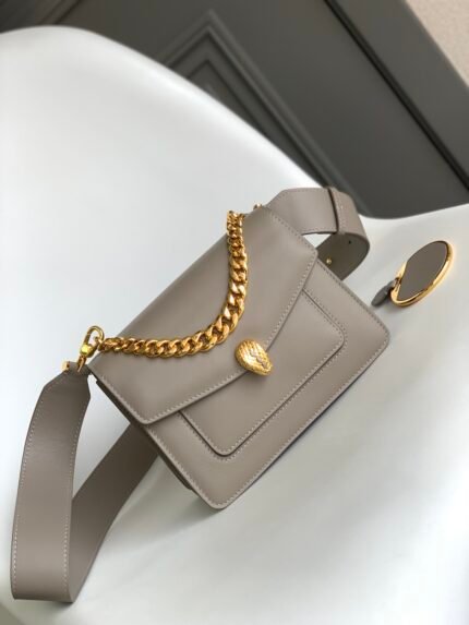 Chip Edition ❣️n🔶BVLGA**✨ SERPENTI EAST-WEST n MAXI CHAIN COLLECTION n🔹 Soft and wear-resistant Misty Opal Grey Metropolitan Calfskin n🔸 with gold-plated brass snake head clasp n🐍🐍🐍 n Center adorned with tiny grey chalcedony snake scales n Embellished with red enameled eyes for a touch of freshness ⚡️n🔹 Featuring a single compartment ➿ Pocket on the front ➿ Pocket on the back with patchwork pocket and internal seams ✔️n🔸 Fitted with a leather shoulder strap, one side can be personalized Cosmetic mirror, BULGARI metal logo on the back n▫️ matching chain can be used as a handle, the shoulder strap can be used as an armpit back, versatile and suitable for day and night n with upgraded VIP gift box 🎁nSize:20*14*8.5Cm ⚠️2907630811n
