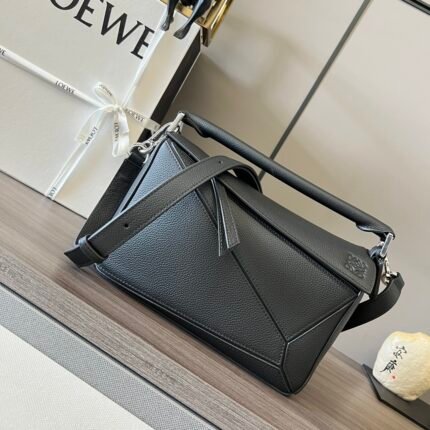 L⊚℮w℮🌟Small Grained Cow Leather Puzzle Handbag 🌟🆕nNew ColorsnThe debut handbag from the house of Luo*The rectangular shape and the precise cutting technique creates the distinctive geometric lines of the Puzzle*This small version is made of soft grained cowhide leather 🌟The small Puzzle can hold, for example, a large wallet, all sizes of cell phones and sunglasses, over the shoulder or crossbody*Carry it by hand or with the top carry handle*Shoulder strap is adjustable and removable*One internal slit pocket and one external rear zipper pocket*Cowhide leather zipper header*Cotton herringbone canvas liningAnagram embossing 🌟nsize: 24*10.5*16CM n Model No.: 261801