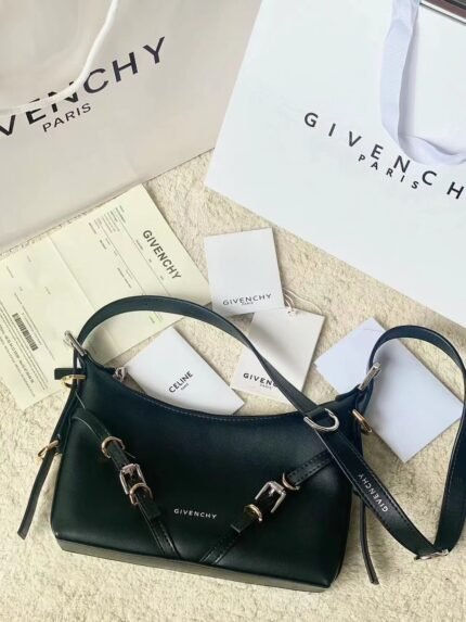 [New] 🔥Givenc*y Givenchy Voyou armpit bag n the new launch of the latest models of handbags VOYOU, allegory only you 🤟🏻 leather is soft, the bag is simple, the bag is light and large capacity Shoulder straps can be adjusted at will Adding a cool biker style, very fried and handsome Touched styling artifacts + excellent functionality ‼️n Size: 24 * 18 * 3.5n Model No. Search: 19928
