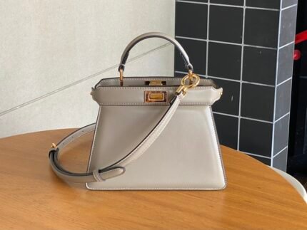 peekaboo new series Isee you petiten elephant gray the more you look at the more temperament of the elephant gray, coupled with tortoiseshell buckle, sophisticated and durable small bag. nTop quality lambskin leather is soft to the touch, and the shape is stiff and ultra-positive, with full metal fasteners, the whole is more advanced. Equipped with a long shoulder strap, just the right amount of lining capacity, practicality. nSize:20*11*15cmnNo.335n