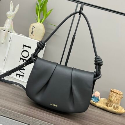 L⊚℮w℮🌟 New Shiny Napa Cow Leather Paseo Bag Exquisite workmanship 🆕 The silhouette is simple and elegant. The unique, supple crinkle structure delivers a soft and ultra-lightweight construction . This bag is made of shiny Napa cow leather. The short top handle is adorned with a Flamenco spiral knot. Can be carried over the shoulder or diagonally Detachable and adjustable shoulder strap* Magnetic snap closure* One interior slit pocket* Gold-tone suede lining* Loe*we foiled. nSize:25*8*17CMnModel:062317n