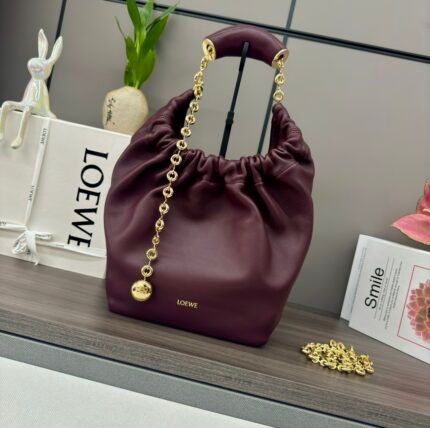 LO℮w℮🌟Small🆕Napa Sheepskin Squeeze Handbag👜A sophisticated and feminine new handbag made of soft-to-touch Napa leather. A masterpiece of traditional craftsmanship, innovative research and unique design, this smooth handcraft features a surprisingly lightweight pleated body, adjustable donut chain and soft-to-touch carry handles. This smaller version is crafted in Napa sheep leather.*Can be worn over the shoulder, crossbody or handheld*Adjustable chain shoulder strap with Anagram carry-engraved pebbles, additional extra chain to further extend the shoulder strap*Magnetic snap closure*Interior zippered pocket*Unlined*lo*ewe stamped in gold or silver. nsize:29*10.5*24CMnModel:652329 All Steel Hardwaren