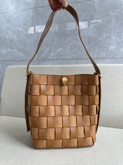 alexanderwang Alexander Wang. 100% genuine! The latest models shoulder bag crossbody bag handbag! 100% imported animal skin! 100% imported animal skin! Lifelike snake head logo! Handle has 6 holes to adjust the length! ⚠️ Inside there is a movable inner bag can be removed and used separately! You can put down all your belongings! With a dust bag, this is awesome! Counter 60,000 ➕! n Size: bottom length 26 & pocket opening 30 * height 30 * width 12n Code 091600