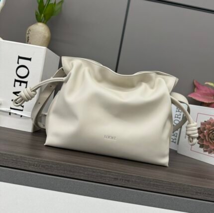 L⊚℮w℮🌟 NEW VERSION Napa Cow Leather Flamenco Blessing Bag 🆕 Clutch Bag 💥 features a drawstring closure and signature coiled knot. This version is made from Napa cow leather 🆕Flamenco can hold, for example, a large wallet, all sizes of cell phones or an A5 notebook*0.5-liter bottle and sunglasses case*Shoulder, cross-body, or clutch*Detachable and adjustable shoulder strap*Low-profile magnetic closure*Gold nubuck lining lo*ewe foiled gold or foiled silver 🌟nModel: 262386nSize:30*24.5*10.5cm n
