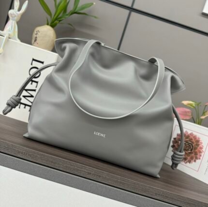 L⊚℮w℮🌟 New 🆕Large Napa Cow Leather Flamenco Pouch🆕 With a drawstring closure and signature coiled knot, this large version is made of Napa Cow Leather, the Large Flamenco can hold, for example, a large wallet, all sizes of cell phones a laptop * a 1 liter capacity water bottle and sunglasses case * a shoulder strap crossbody * a hidden magnetic snap closure an internal zipper pocket * herringbone cotton lining * L⊚℮w℮ tanfn Model No.: 062351 large nSize:38*29*14cmn