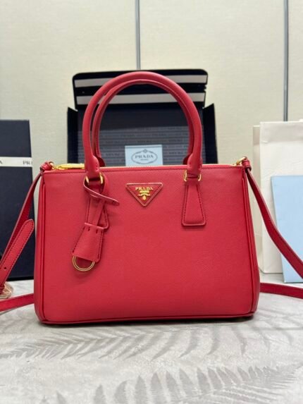 (Medium) 1ba863🌹 Explosive 28cm Killer Bag, 💋Saffiano Leather Leather Double Carry Handle Removable Adjustable Leather Shoulder Strap Gold-Plated Fittings Triangular Shaped Leather with Metal Engraved Logo Side Snap Button Closure Two Zippered Exterior Pockets Three Inside Pockets, Including One Zippered Pocket Prad Logo Lining💥💥! 💥n尺寸：28×20×12cm！