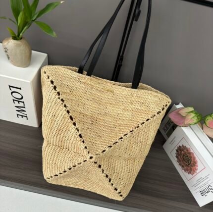 LO℮w℮🌟 New 🆕 Straw Bag nPuzzle Fold handbag is inspired by the geometric lines of the brand's classic handbag collection, reinterpreted with geometric architectural panels, and is fully collapsible, making it a perfect travel companion. A soft, lightweight bag with an understatedly elegant LO*WE logo. nsize: 25.5*14.5*31.5CMnModel: 052400n