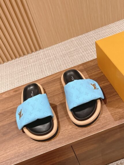 🌟 [Upgraded] 𝐋𝐨𝐮𝐢𝐬 𝐕𝐮𝐢𝐭 𝐭𝐨𝐧#Louis Vuitton Bread Slippers Another burst of models The latest emphasis on 100% real down filling nnLouis Vuitton one out of the peak of the super burst of models of the old flower slippers bread the feeling of soft feet soft and ultra-comfortable nnFire Little Red Book Advanced lazy style .... Summer without a pair of ugly slippers is no soul 🕸🕸🕸 Today to plant grass 23 spring rainbow 🌈 color is too suitable for this summer show high-level sense relief silk design full of fluffy effect is particularly good feeling whitening inexplicably fell in love. Sole immediately increased 3 centimeters, NICE 😘nn Velcro design wide can show the foot is very thin and good-looking summer favorite! nnThis design is so fashionable cool style can also match! nnSize:#35-44M