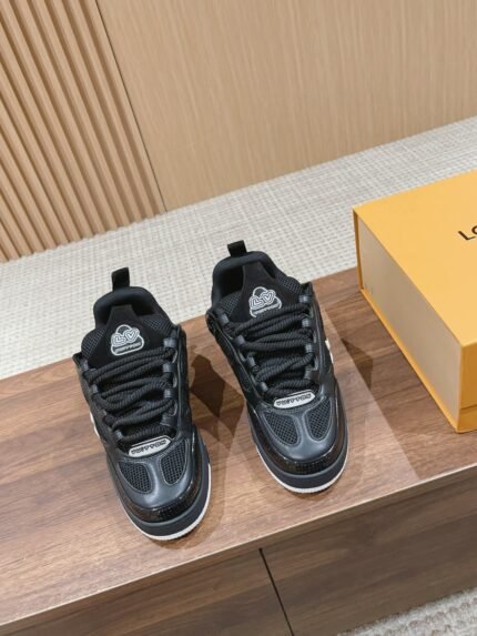 #Men's Only 𝐋𝐨𝐮𝐢𝐬 𝐕𝐮𝐢𝐭 𝐭𝐨𝐧 𝐒𝐤𝐚𝐭𝐞# Previously revealed at the LV show, the face of this The shoe and bag model SK8 has recently been confirmed to be sold in early spring 2023, and is considered Virgil Abloh's design legacy for LV's shoe collection. The upper upper is made of leather with LV's classic floral logo, and the overall shape of the shoe is exaggeratedly open. The upper is made of leather with LV's classic floral logo, and the overall shape of the shoe is exaggerated and flattened, continuing the thick, wide and flat lines of the 90s. The lines of the shoe, together with the rough laces and the iconic Monogram pattern, are ancient and fashionable ❤n comparison with the previous Compared to the previous mature models, this shoe is still the same as the trainer style. The trainer has a lot of details at the joints, and it takes a lot of time to make them! n original breathable mesh fabric stereoscopic sculpture soft film splicing small joints cowhide, sense of texture color tone comfort appropriate All of them are very durable, high elastic latex cushion inside, the surface layer is combined with high mercerized milk cow Mesh, TPU material rubber sole, high-color rest value leisure sports shoes small leather cow and mesh into the Colorful details, Monogram flowers point out the design theme, on the foot both comfortable and n trend sense full! Size: 39-45M