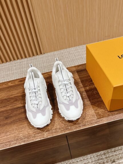 𝐋𝐨𝐮𝐢𝐬 𝐕𝐮𝐢𝐭𝐭 𝐨𝐧 𝐑𝐮𝐬𝐡# Louis Vuitton Ultra Cool Women's Sneaker Running Shoes New Outdoor functionality and comfort! n tech waterproof fabric upper and leather and coach patchwork upper with a great sense of detail! The rubber band laces are very sporty, the drawstring adjustable buckles and pulls are quite different, and the bright silver Logo on the side of the MATCH shoe is very chic! nn🕴 jogging shoes Walking, hiking, jogging, cycling, aerobic are not starting to become regular A pair of comfortable and burden-free shoes is really important Rush jogging shoes multi-color optional Both fashion and simplicity Super good with Size: 35-39 (40/41 customized non-returnable)